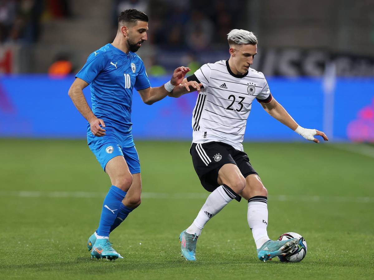 Nico Schlotterbeck im Duell mit Munas Dabbur.