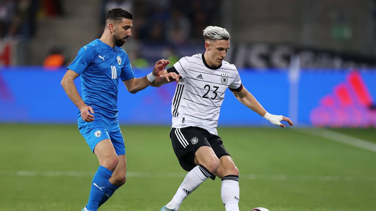 Nico Schlotterbeck im Duell mit Munas Dabbur.