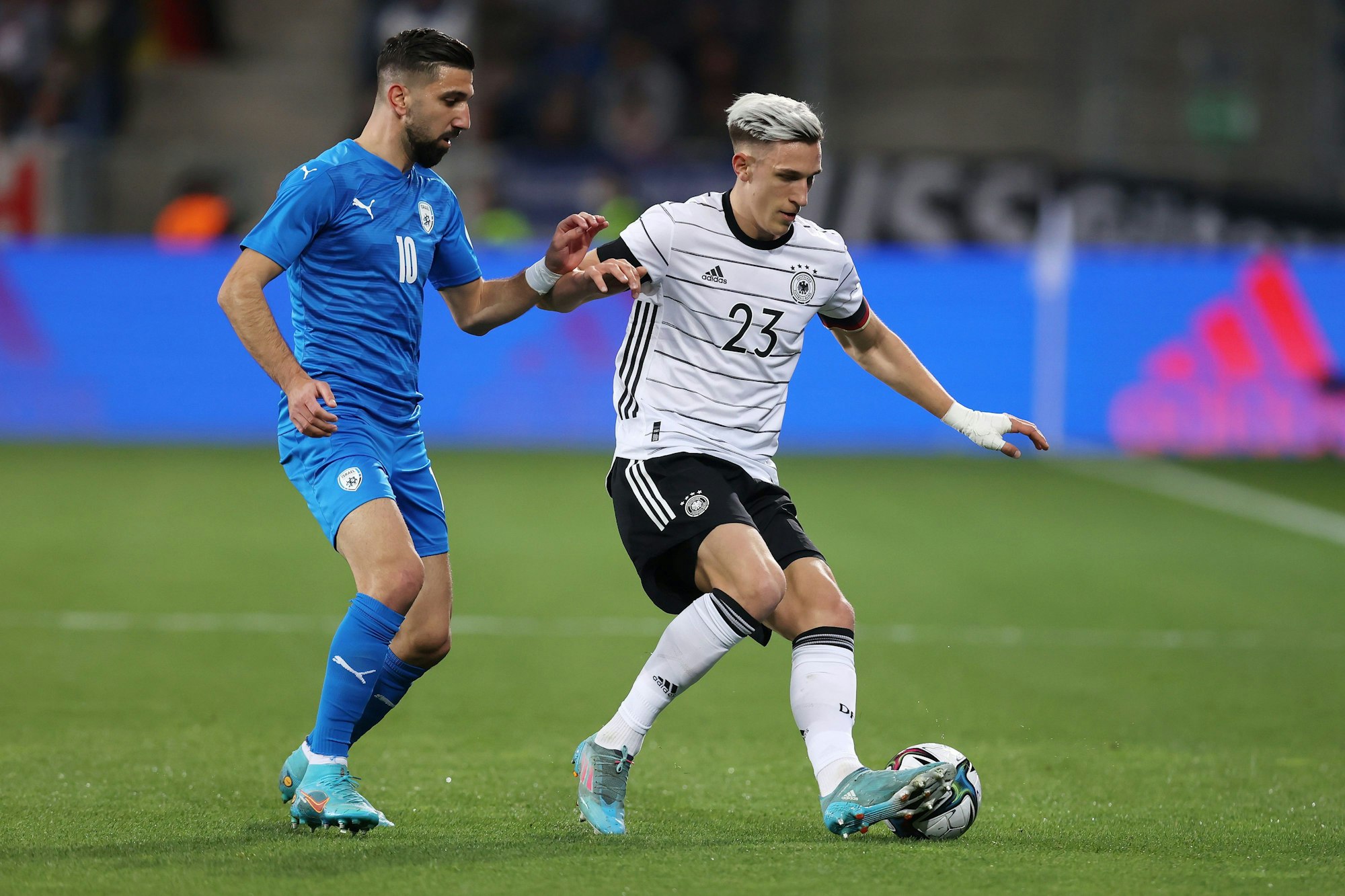 Nico Schlotterbeck im Duell mit Munas Dabbur.