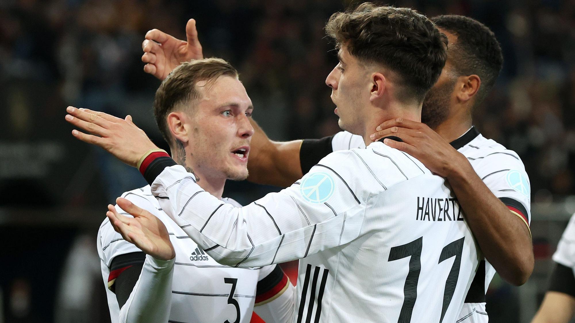 Kai Havertz feiert mit David Raum sein Tor.