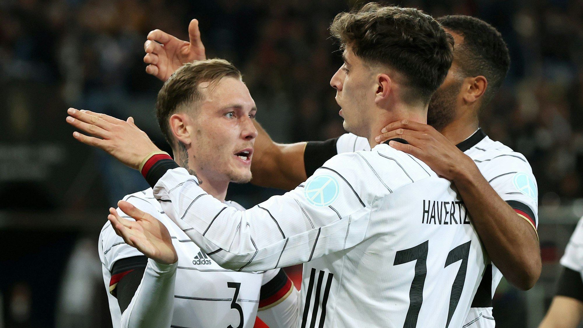 Kai Havertz feiert mit David Raum sein Tor.