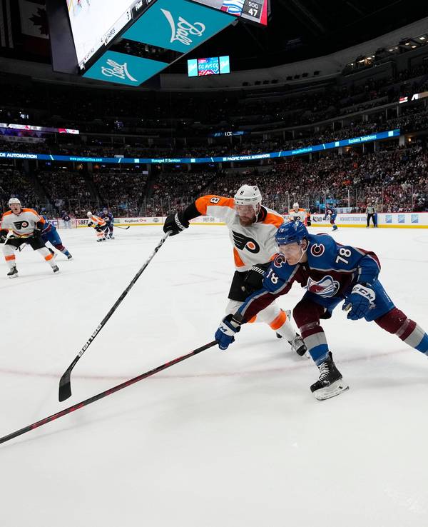 Colorado Avalanche Center Nico Sturm im Kampf um den Puck beim Sieg über Philadelphia.