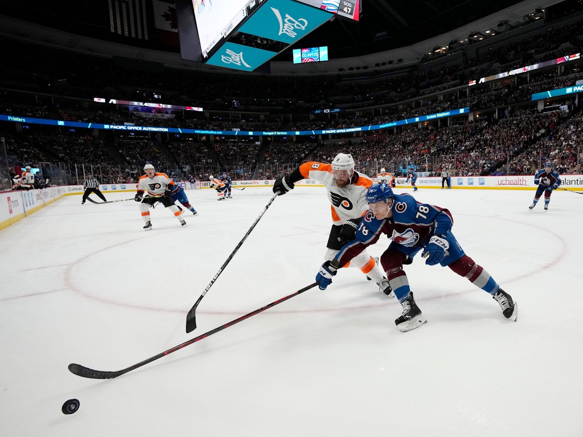 Colorado Avalanche Center Nico Sturm im Kampf um den Puck beim Sieg über Philadelphia.