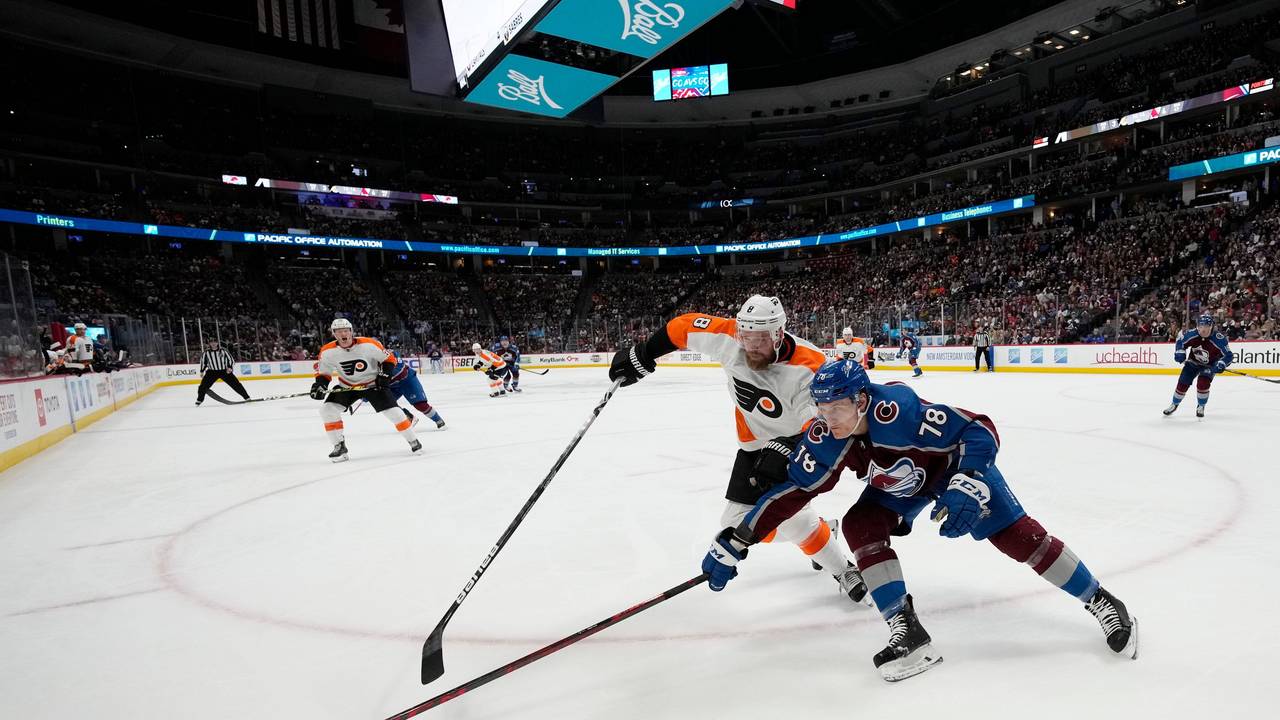 Colorado Avalanche Center Nico Sturm im Kampf um den Puck beim Sieg über Philadelphia.