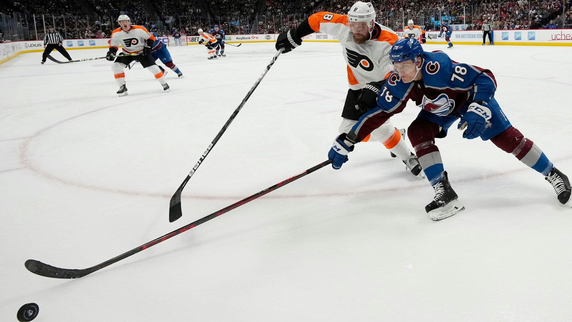 Colorado Avalanche Center Nico Sturm im Kampf um den Puck beim Sieg über Philadelphia.