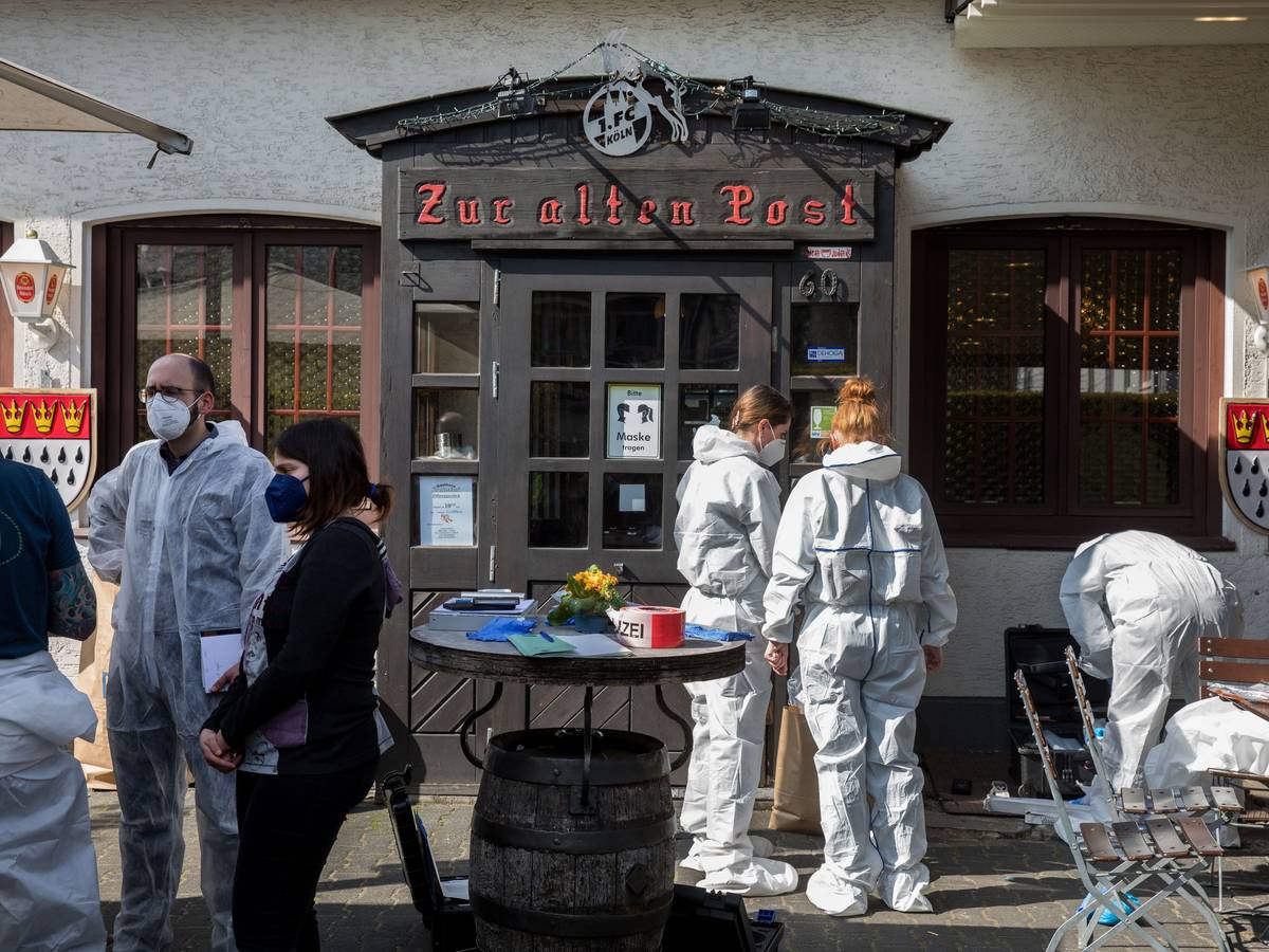 Ermittler der Spurensicherung stehen vor der Kölner Gaststätte „Zur alten Post“.