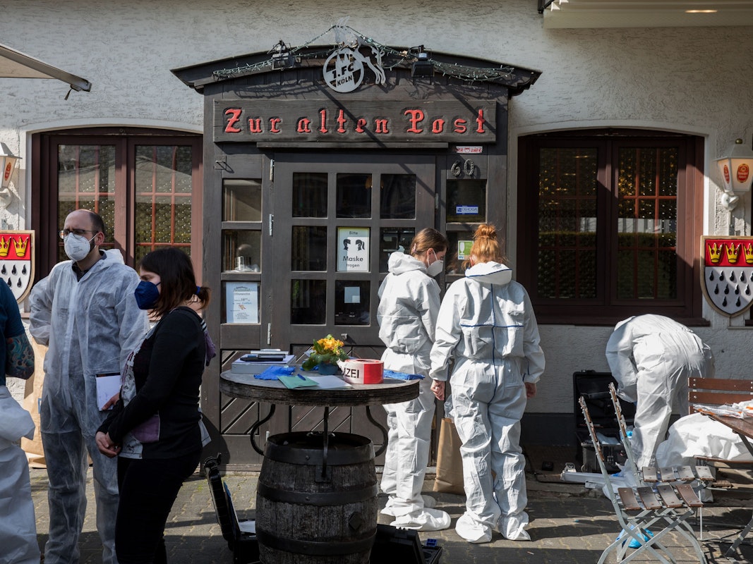 Ermittler der Spurensicherung stehen vor der Kölner Gaststätte „Zur alten Post“.
