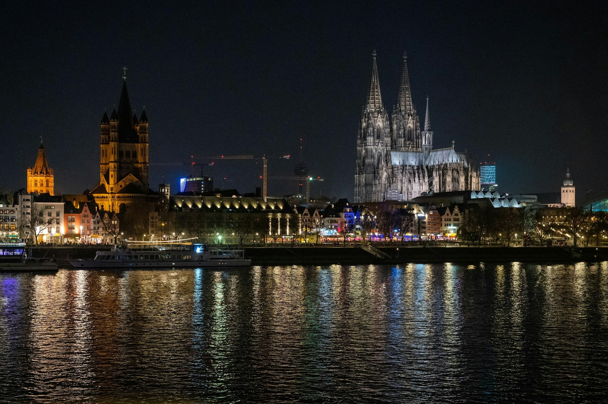 So sieht er eigentlich aus, der Dom in Köln in vollem Glanz.