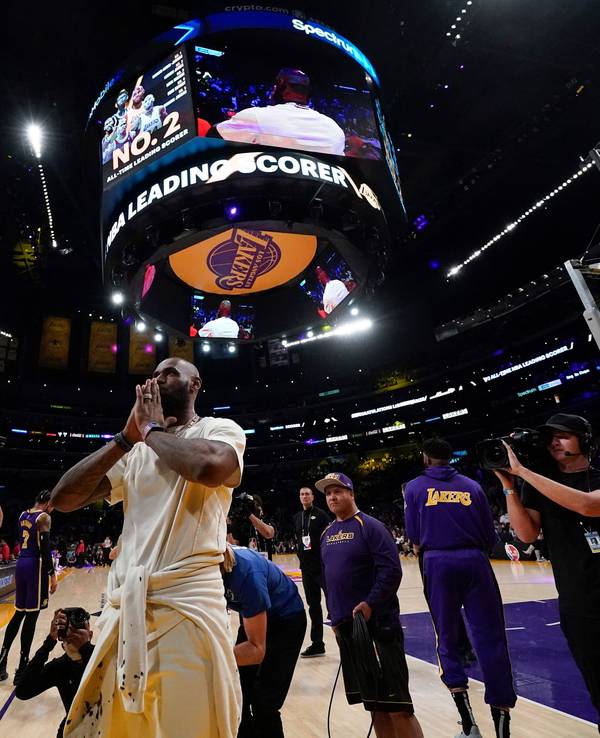 LeBron James, Los Angeles Lakers, schlägt die Hände vor dem Gesicht zusammen.