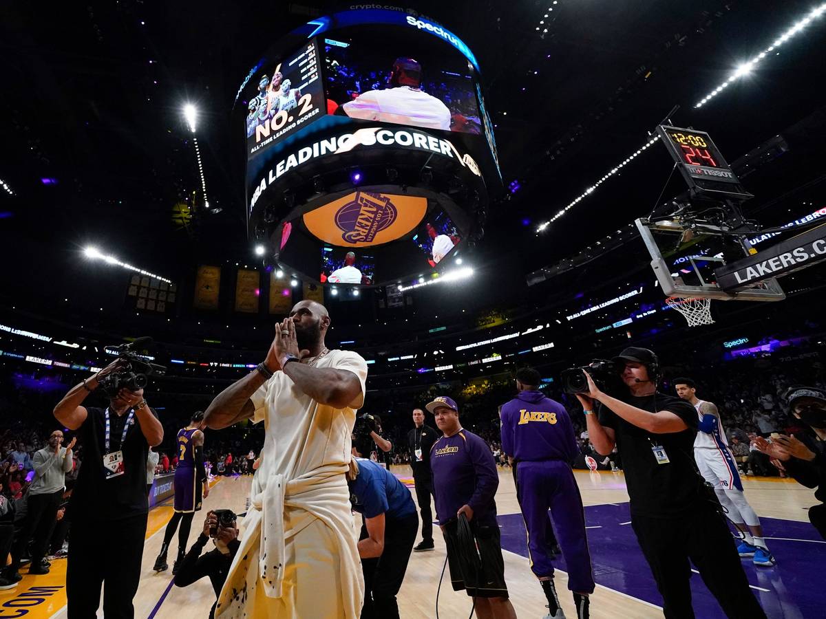 LeBron James, Los Angeles Lakers, schlägt die Hände vor dem Gesicht zusammen.