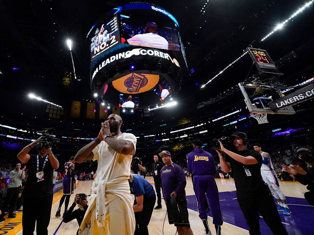 LeBron James, Los Angeles Lakers, schlägt die Hände vor dem Gesicht zusammen.