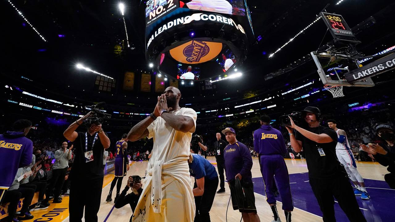 LeBron James, Los Angeles Lakers, schlägt die Hände vor dem Gesicht zusammen.