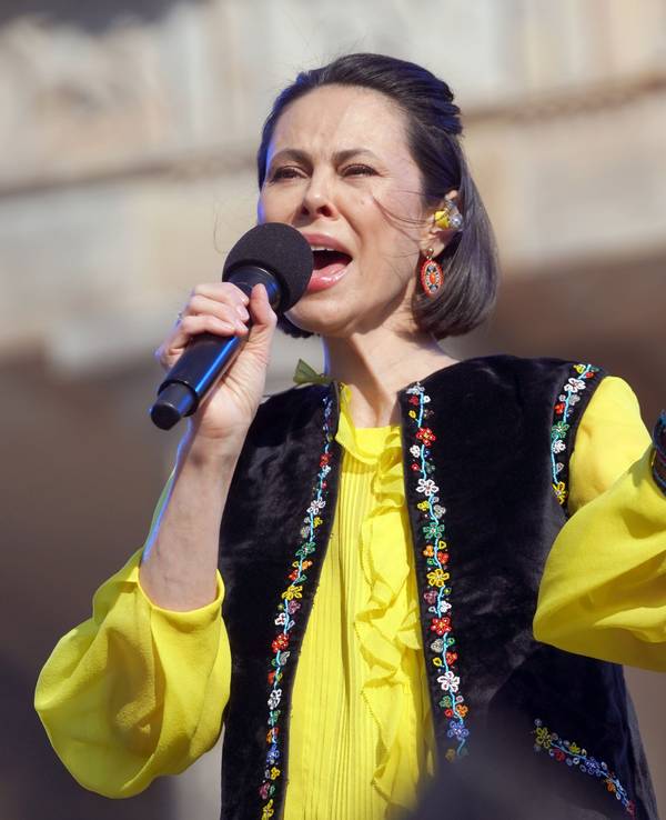 Natalia Klitschko steht bei der Solidaritätskundgebung "Sound of Peace" vor dem Brandenburger Tor auf der Bühne. Dort treten zahlreiche bekannte Künstler auf und demonstrieren ihre Unterstützung für die von Russland angegriffene Ukraine.