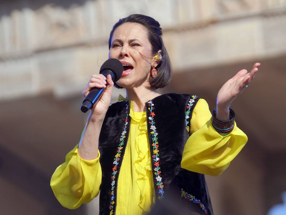 Natalia Klitschko steht bei der Solidaritätskundgebung "Sound of Peace" vor dem Brandenburger Tor auf der Bühne. Dort treten zahlreiche bekannte Künstler auf und demonstrieren ihre Unterstützung für die von Russland angegriffene Ukraine.