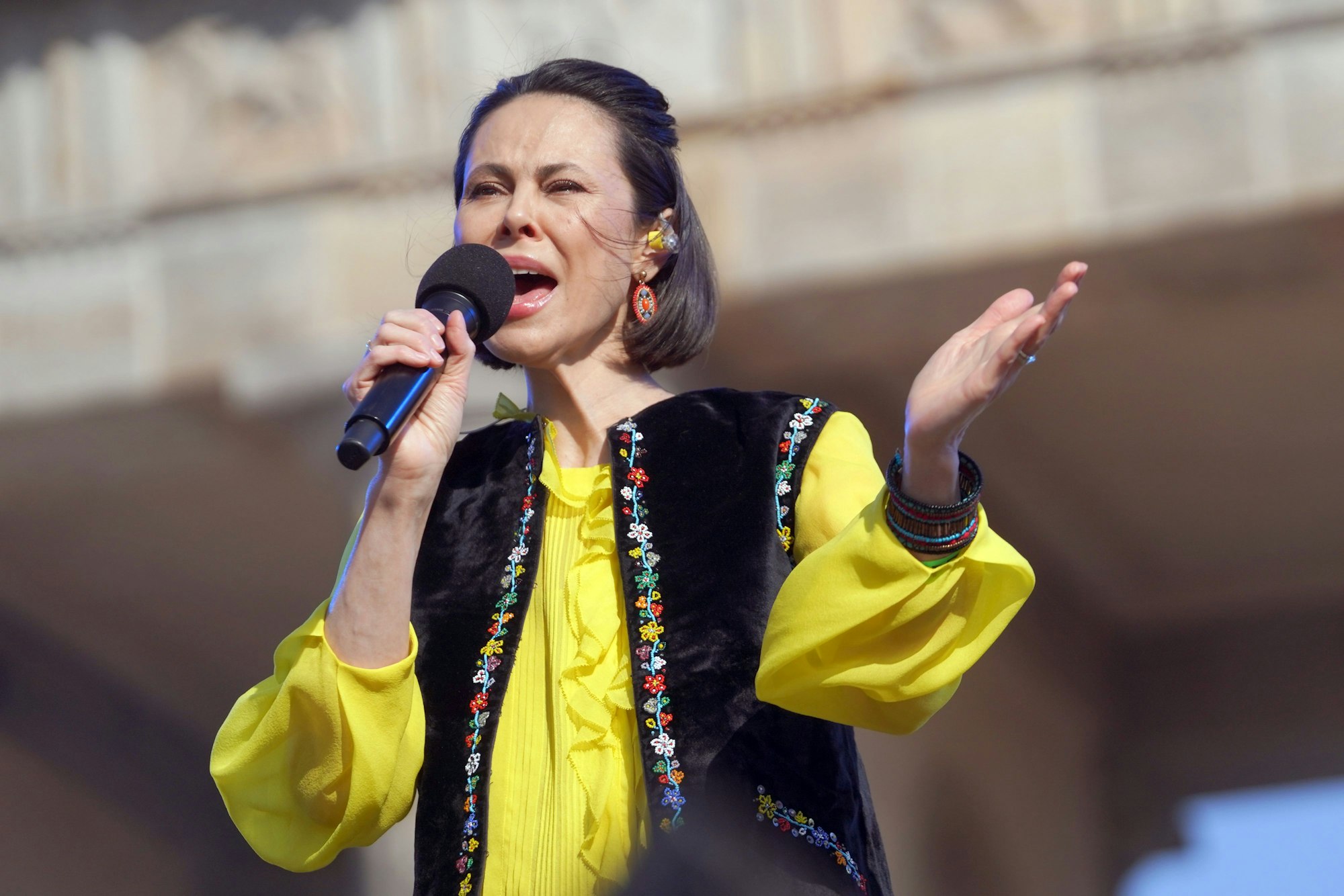 Natalia Klitschko steht bei der Solidaritätskundgebung "Sound of Peace" vor dem Brandenburger Tor auf der Bühne. Dort treten zahlreiche bekannte Künstler auf und demonstrieren ihre Unterstützung für die von Russland angegriffene Ukraine.