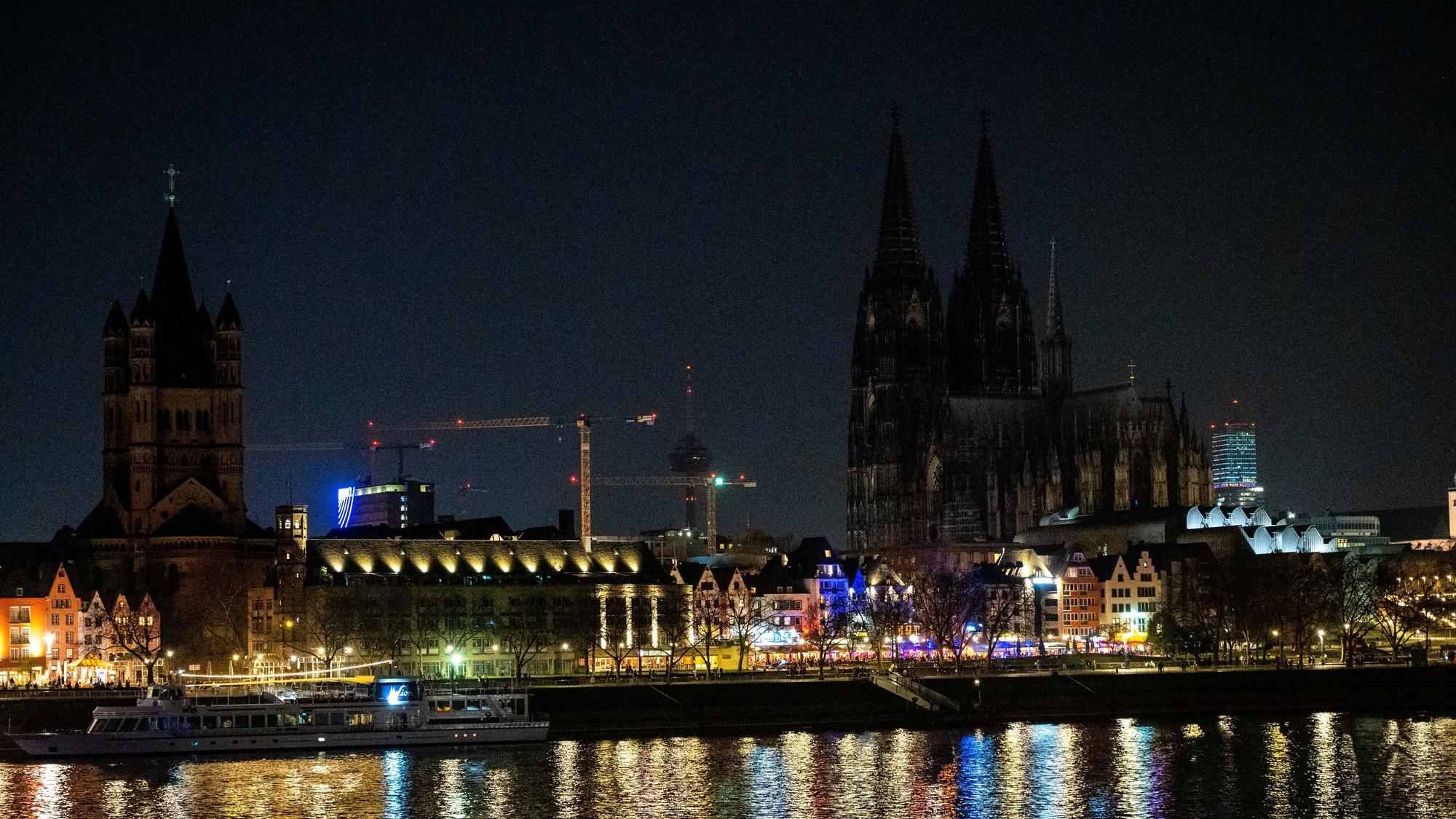 Der Dom lag am Samstagabend, 26.3.2022, plötzlich im Dunkeln.