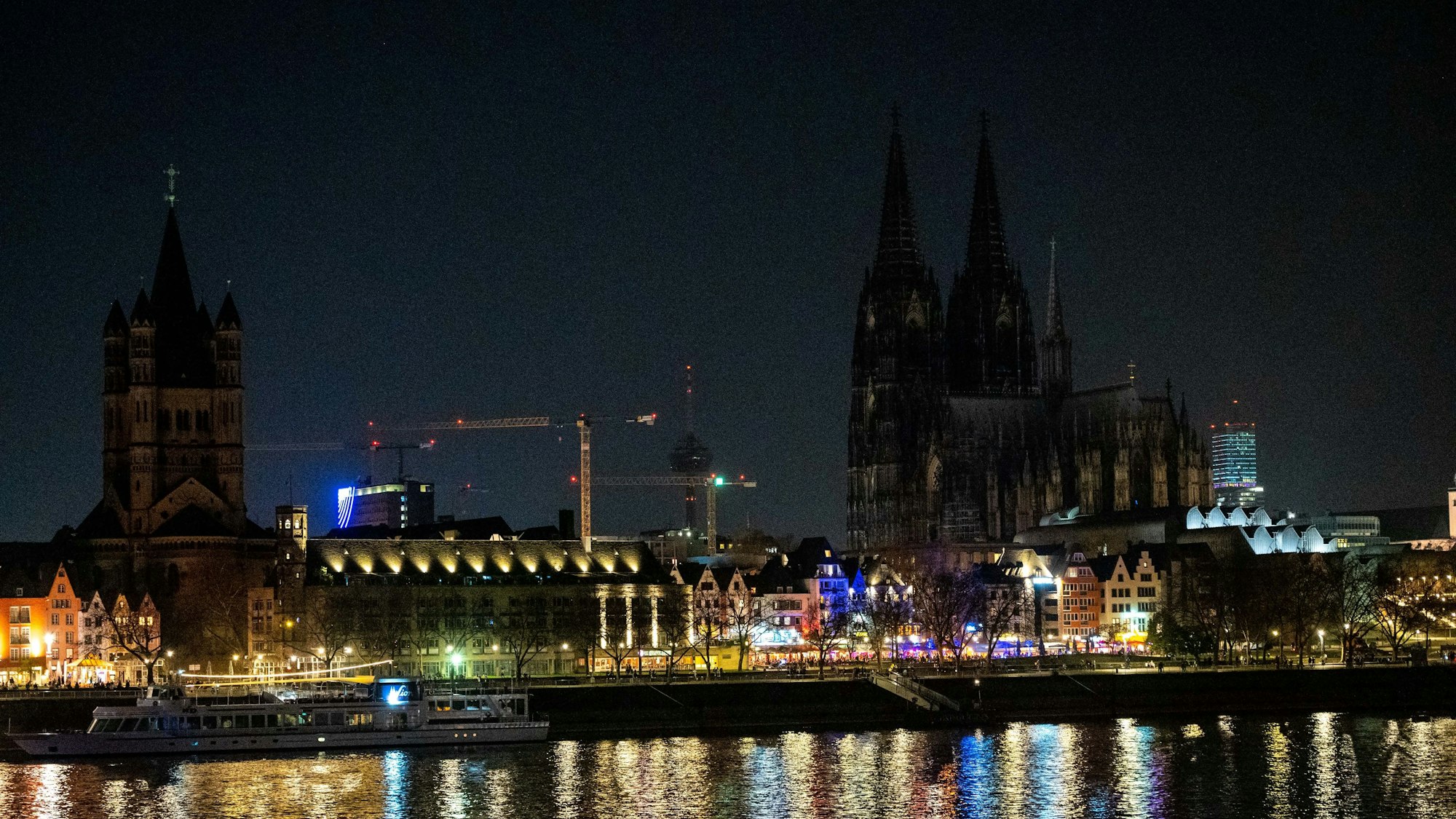 Der Dom lag am Samstagabend, 26.3.2022, plötzlich im Dunkeln.