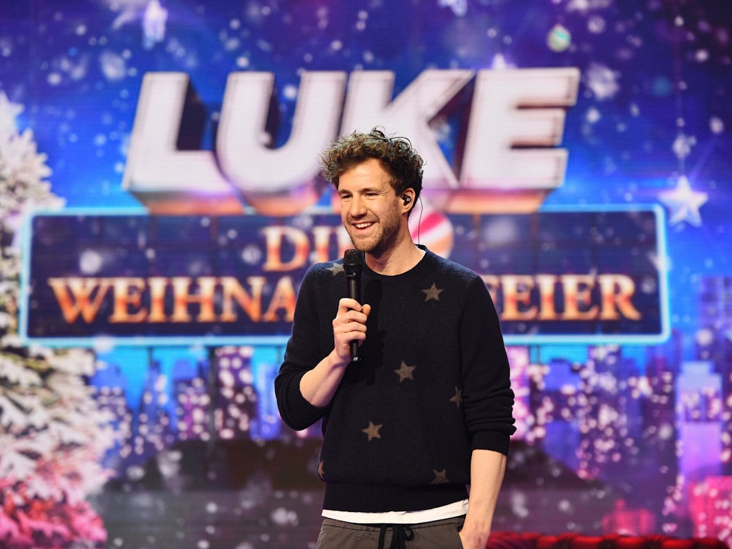 Weihnachten mit Freunden: Luke Mockridge feiert mit Christoph Maria Herbst, Vanessa Mai, Nico Santos, Oli P. und anderen „LUKE! Die Greatnightshow"auf Sat.1.