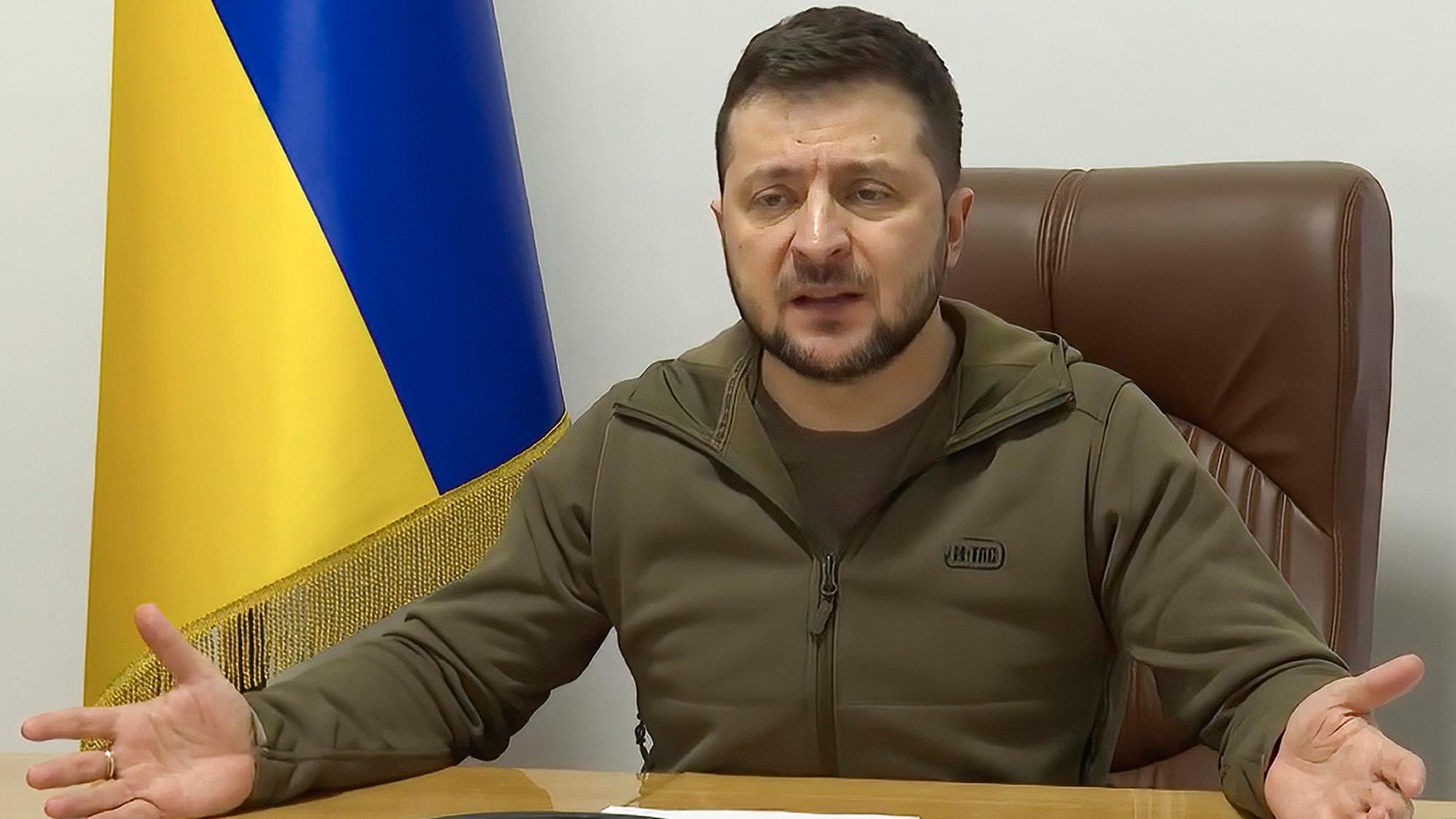 Dieses vom Pressebüro des ukrainischen Präsidenten zur Verfügung gestellte Videostandbild zeigt Wolodymyr Selenskyj, Präsident der Ukraine, der am 24.03.2022 aus Kyjiw zu den führenden Politikern der Welt, die am NATO-Gipfel in Brüssel teilnehmen, spricht.