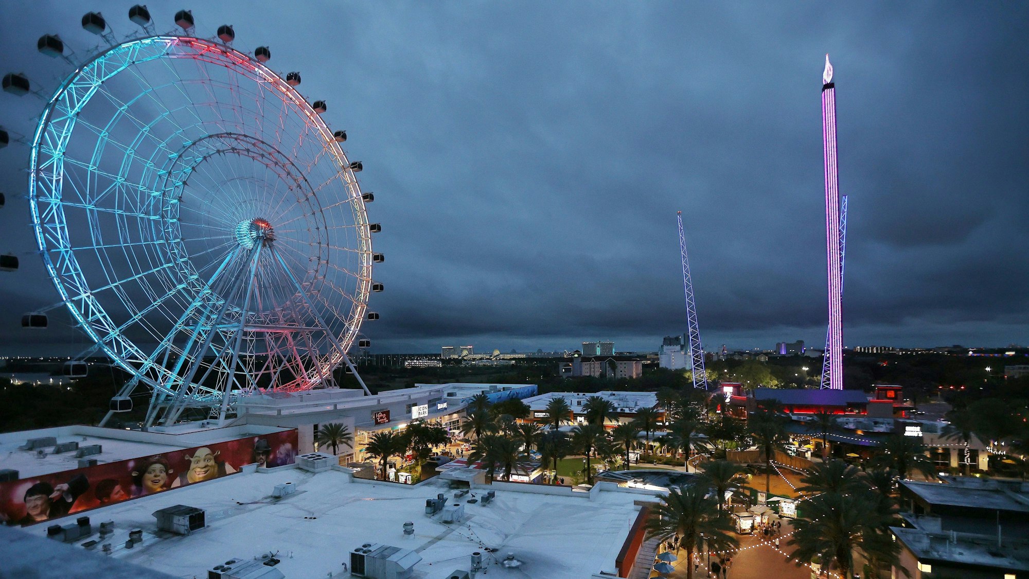 Der Freizeitpark in Orlando mit dem Freefall-Tower (rechts). Hier ein Foto vom 24. März 2022.