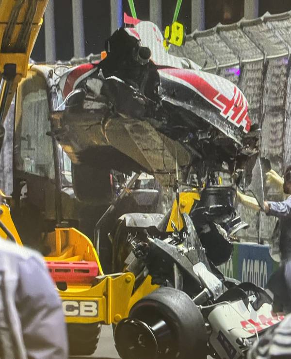 Völlig zerstört: Mick Schumachers Haas wird nach dem Horror-Crash im Qualifying der Formel 1 am Samstag (26. März 2022) abtransportiert.