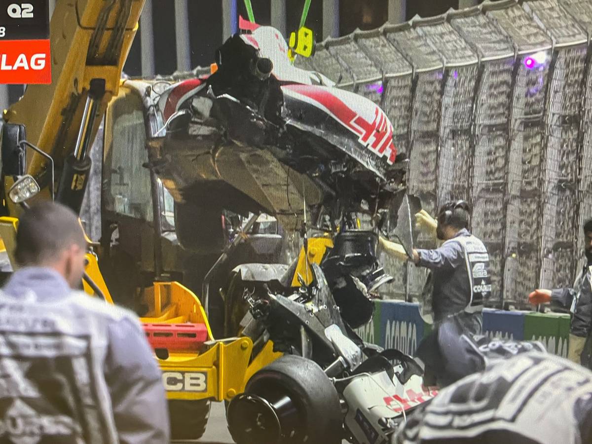 Völlig zerstört: Mick Schumachers Haas wird nach dem Horror-Crash im Qualifying der Formel 1 am Samstag (26. März 2022) abtransportiert.