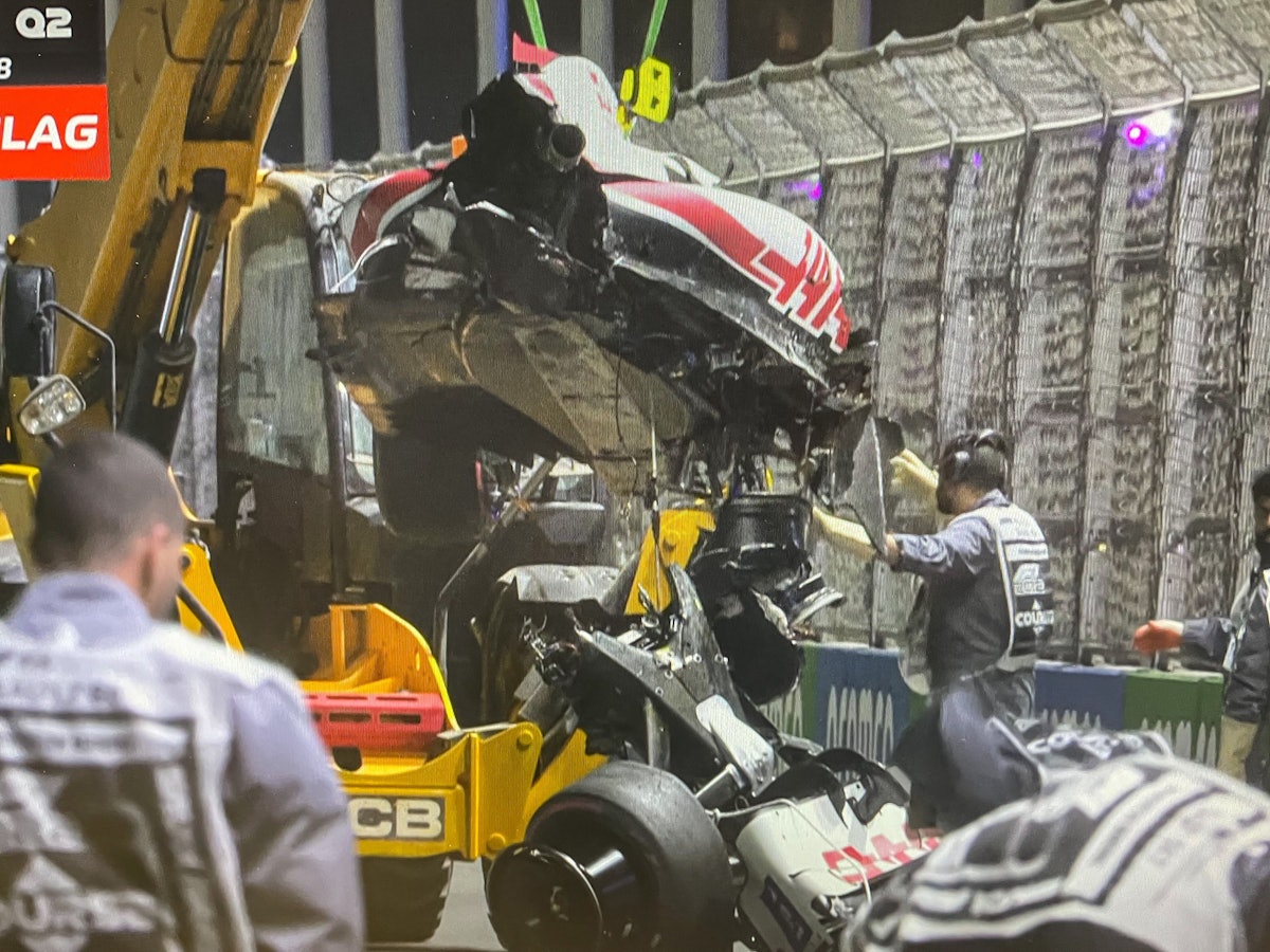 Völlig zerstört: Mick Schumachers Haas wird nach dem Horror-Crash im Qualifying der Formel 1 am Samstag (26. März 2022) abtransportiert.