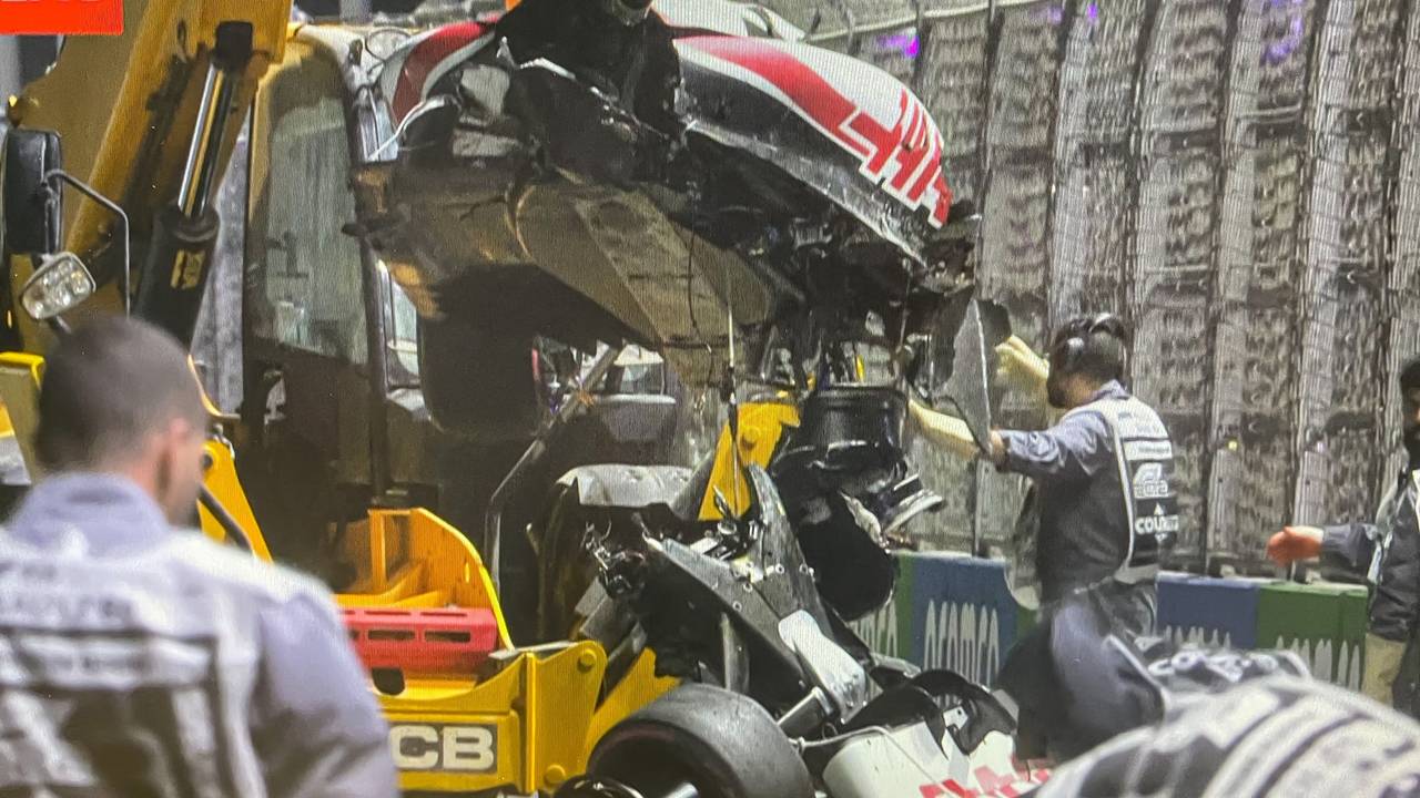 Völlig zerstört: Mick Schumachers Haas wird nach dem Horror-Crash im Qualifying der Formel 1 am Samstag (26. März 2022) abtransportiert.