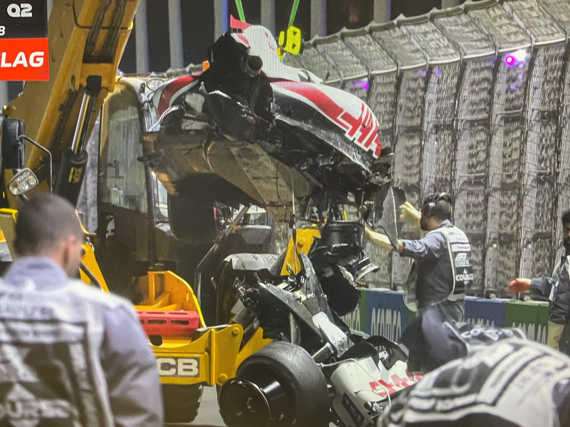 Völlig zerstört: Mick Schumachers Haas wird nach dem Horror-Crash im Qualifying der Formel 1 am Samstag (26. März 2022) abtransportiert.