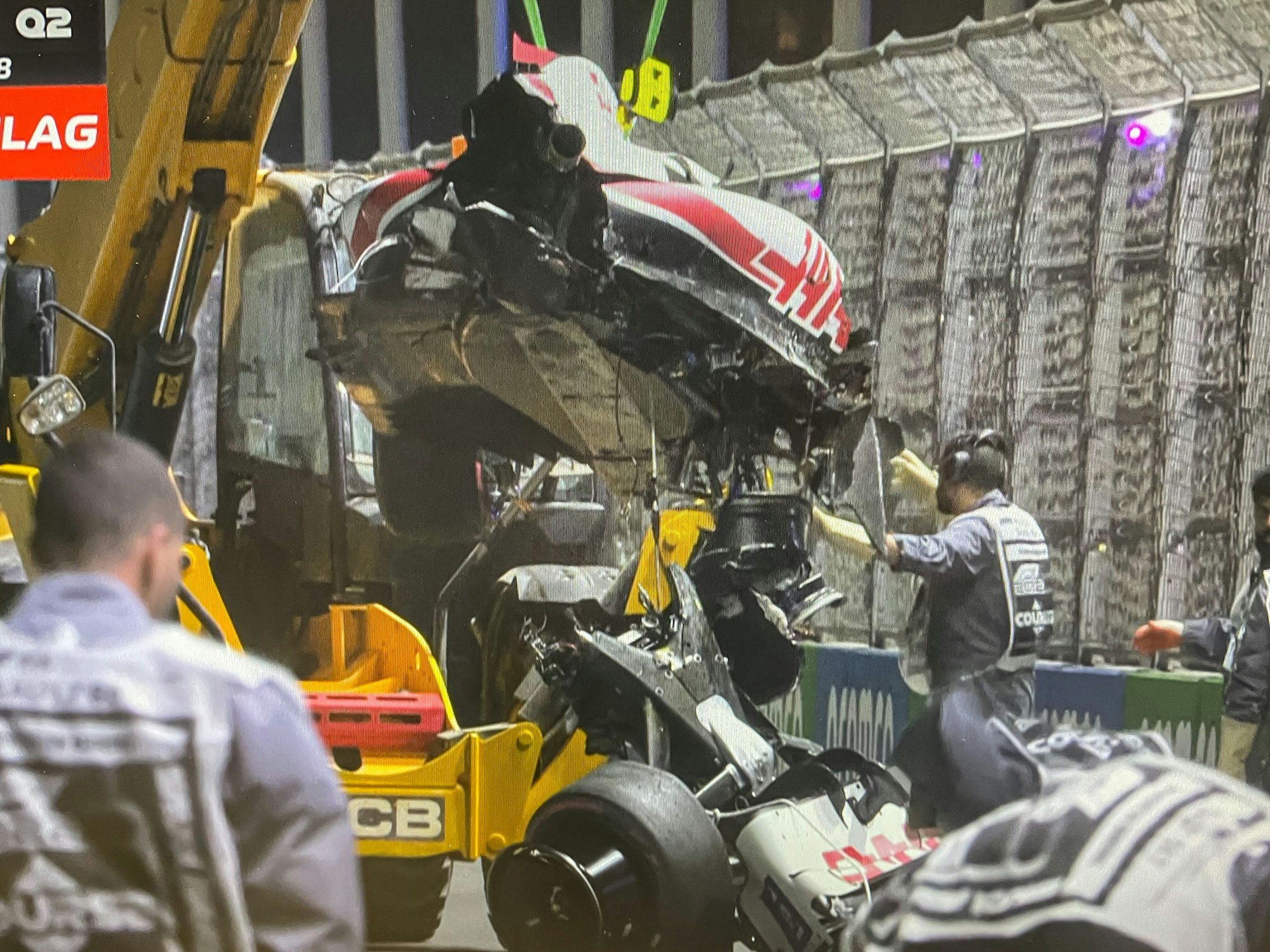 Völlig zerstört: Mick Schumachers Haas wird nach dem Horror-Crash im Qualifying der Formel 1 am Samstag (26. März 2022) abtransportiert.