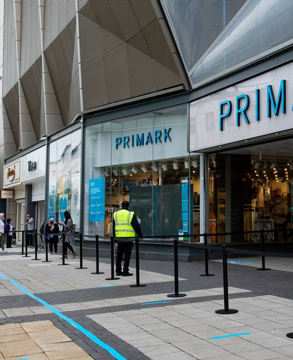 Das Logo von Primark ist über dem Eingang einer Filiale zu lesen.