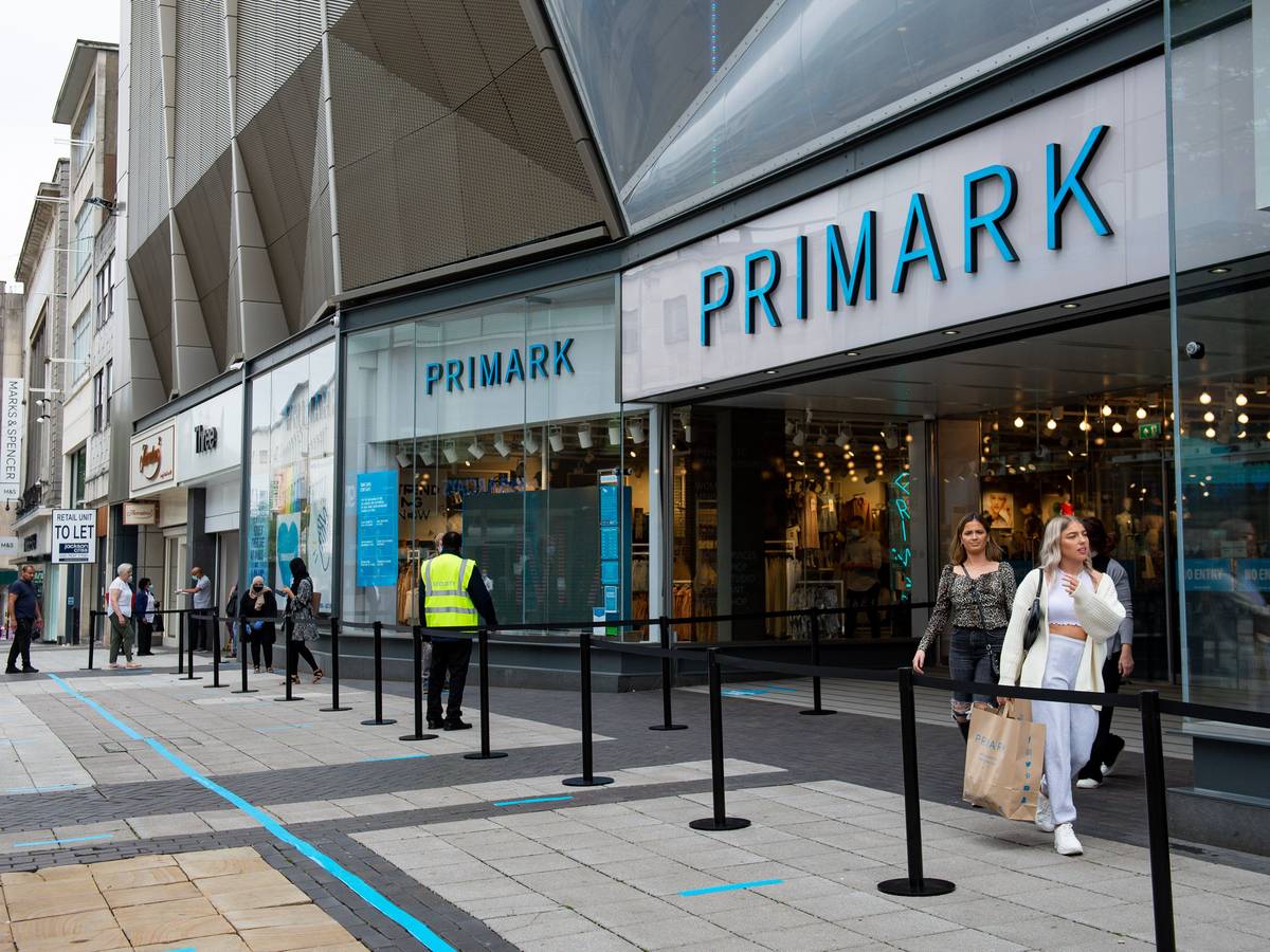 Das Logo von Primark ist über dem Eingang einer Filiale zu lesen.
