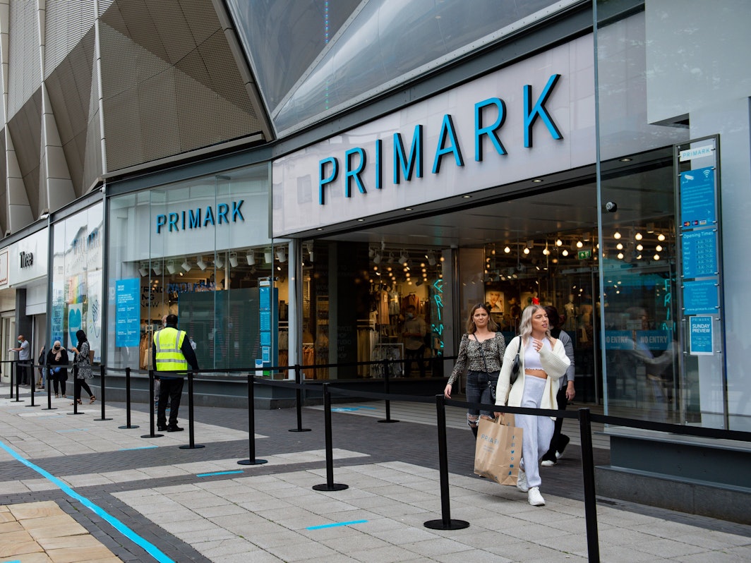 Das Logo von Primark ist über dem Eingang einer Filiale zu lesen.