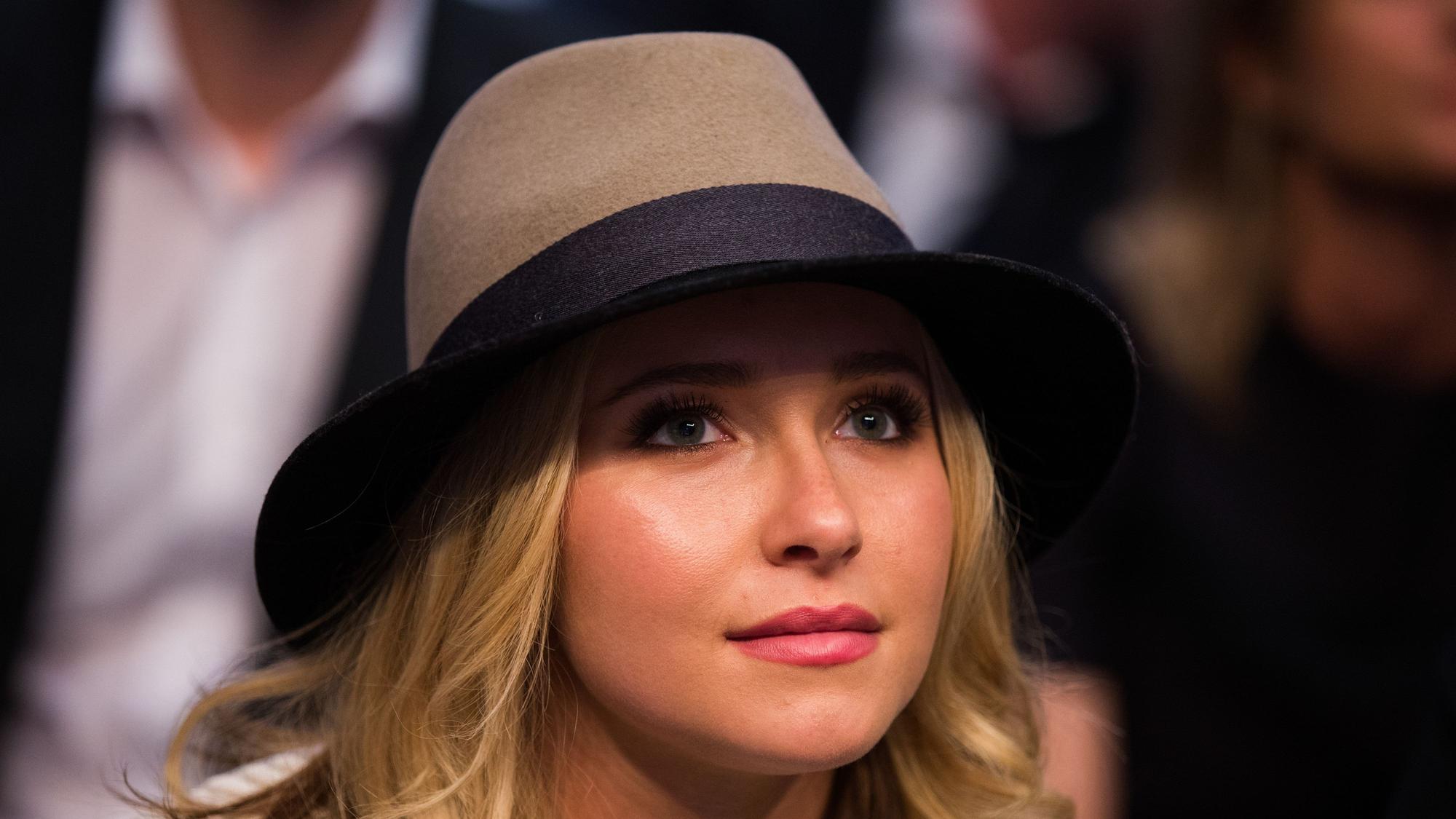 Die US-amerikanische Schauspielerin Hayden Panettiere, Freundin des ukrainischen Boxers Wladimir Klitschko, Weltmeister im Schwergewicht der WBA, WBO, IBO und IBF, sitzt am 28.11.2015 am Boxring in der Esprit Arena in Düsseldorf (Nordrhein-Westfalen). Fury gewann den Kampf.