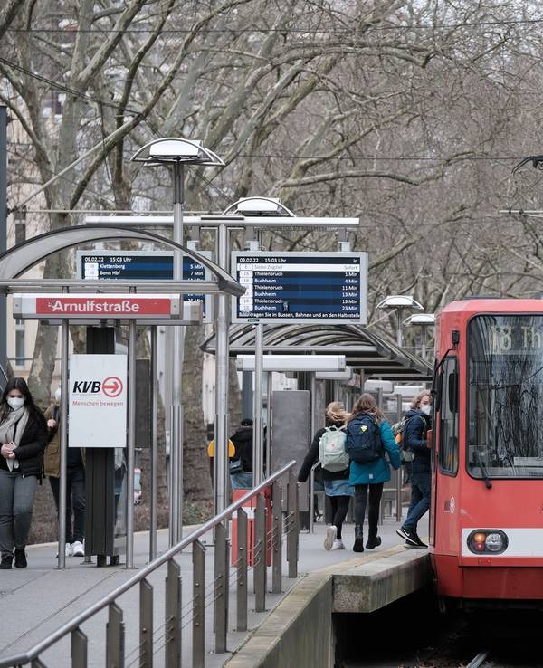 Die KVB-Linie 18 hält an der Haltestelle Arnulfstarße.