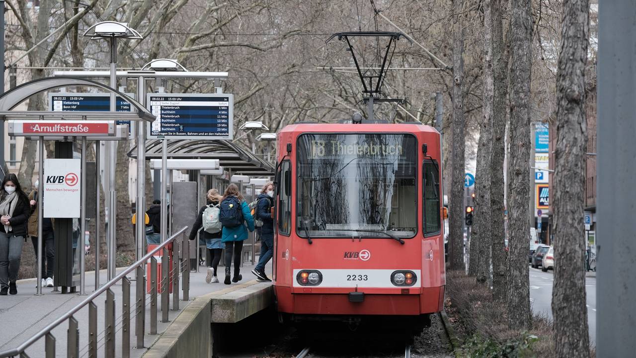 Die KVB-Linie 18 hält an der Haltestelle Arnulfstarße.