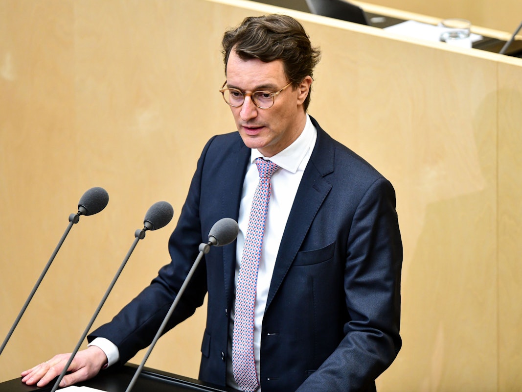 Hendrik Wüst (CDU), Ministerpräsident von Nordrhein-Westfalen, spricht während Sitzung des Deutschen Bundesrates.
