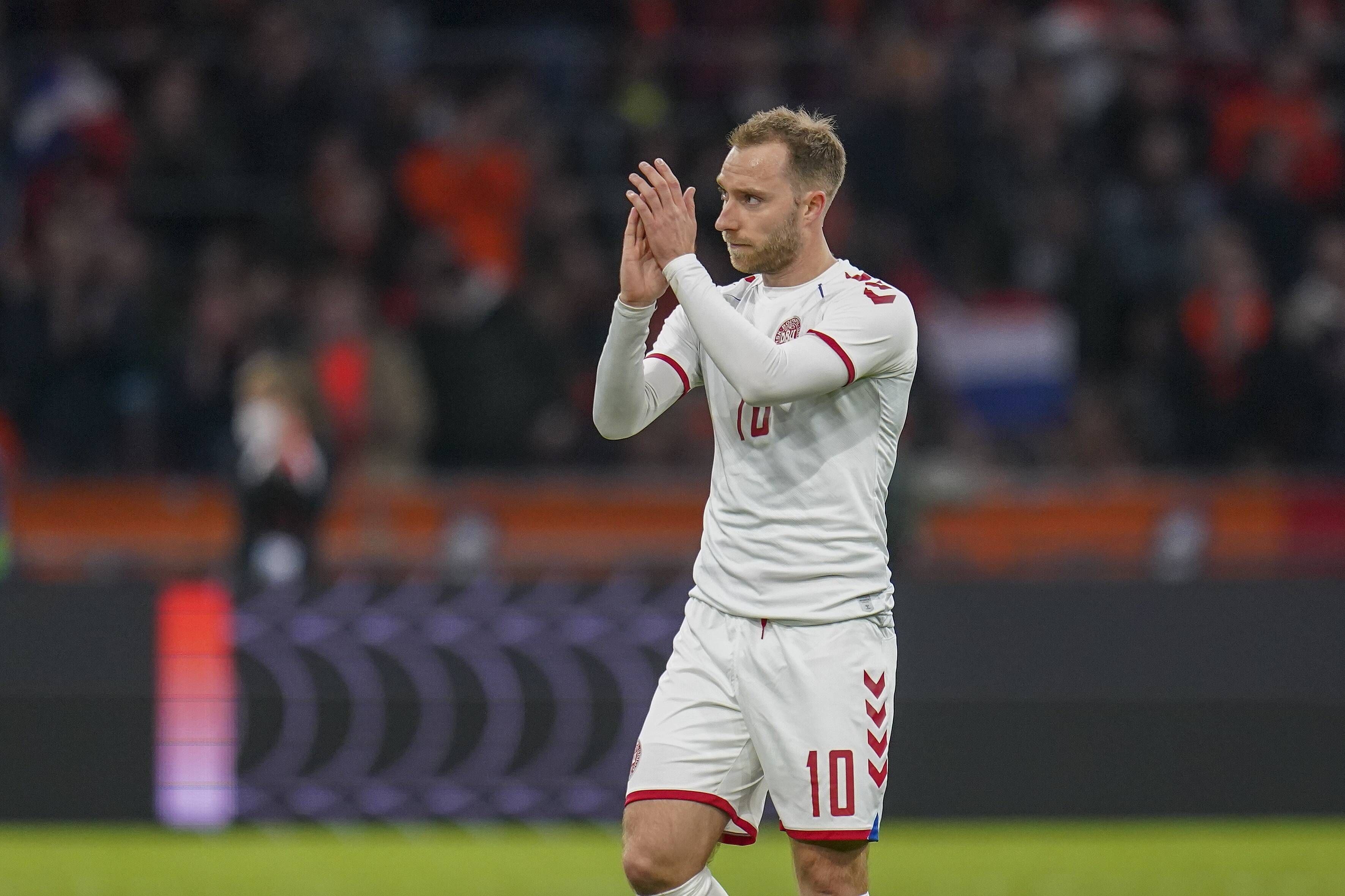Christian Eriksen applaudiert dem Publikum nach seiner Einwechslung