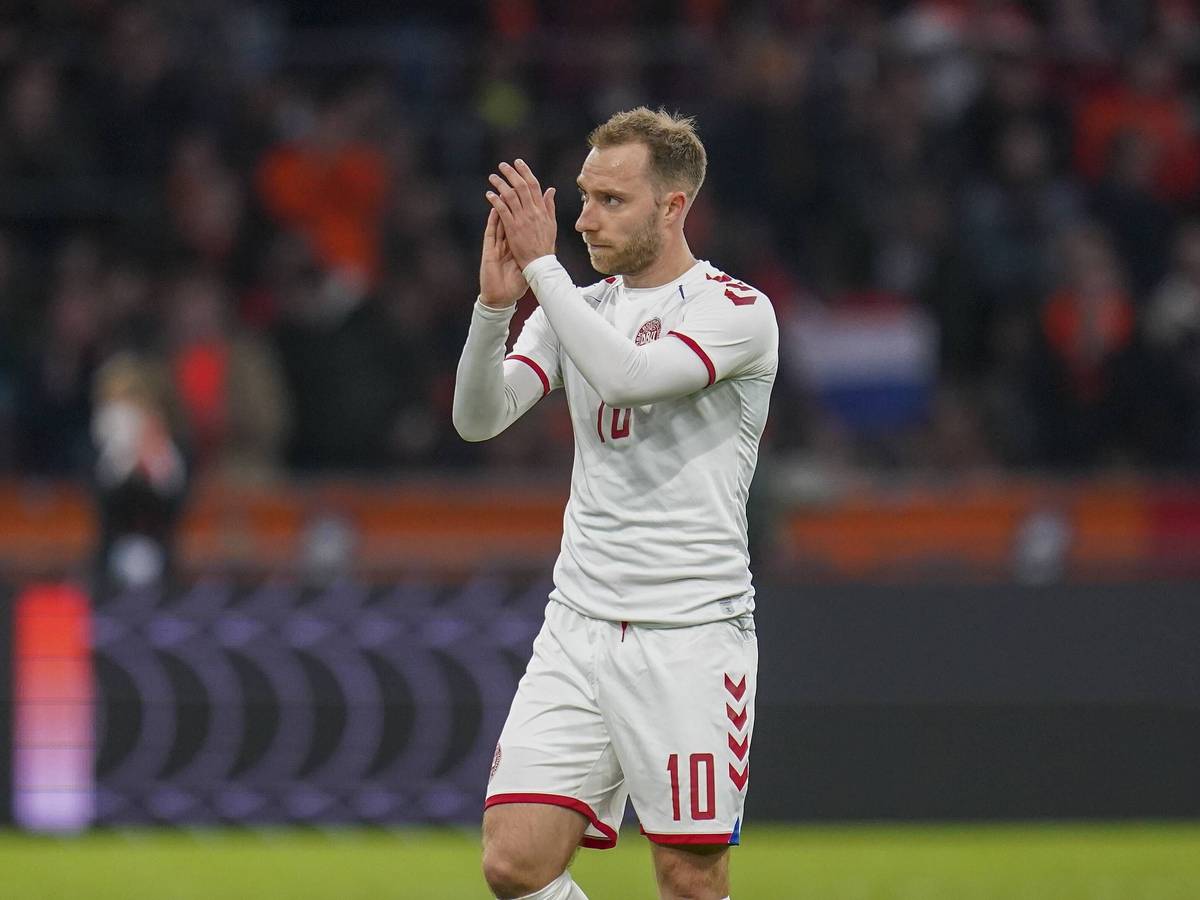 Christian Eriksen applaudiert dem Publikum nach seiner Einwechslung