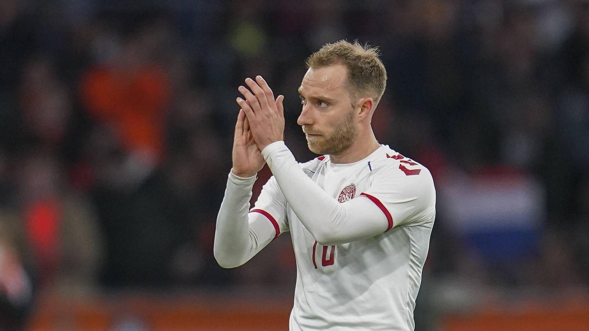 Christian Eriksen applaudiert dem Publikum nach seiner Einwechslung