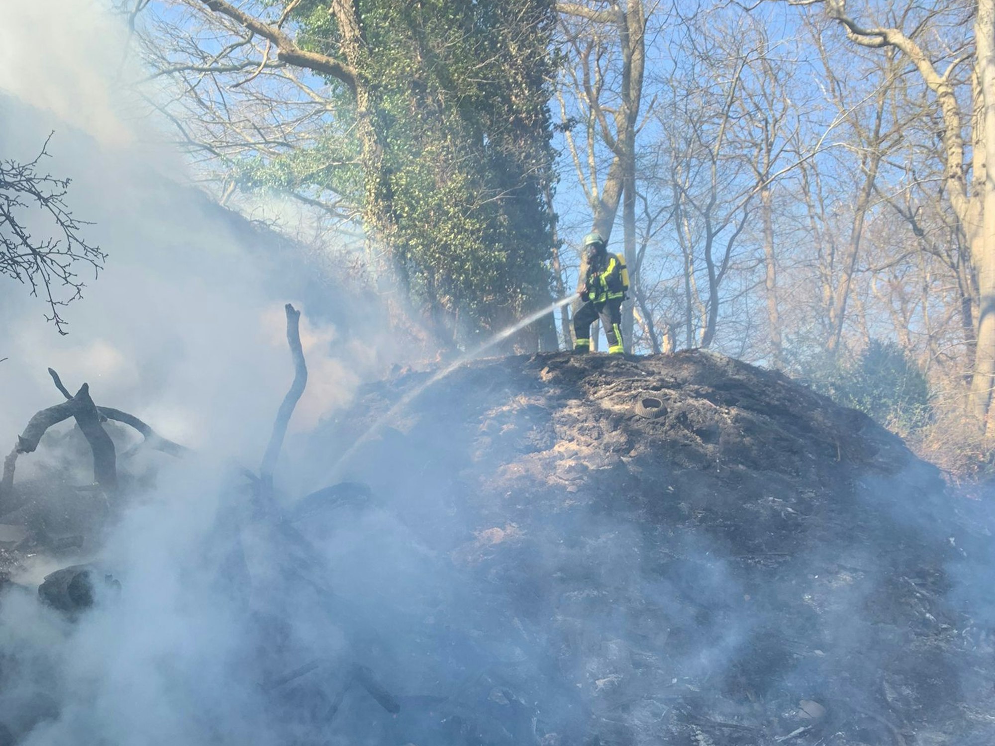 Ein Feuerwehrmann versucht den Waldbrand in Wetter zu löschen.