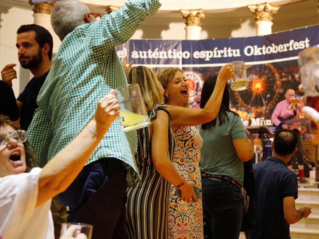 Auf Mallorca, hier eine Aufnahme vom Oktoberfest auf der spanischen Ferieninsel im Jahr 2019, könnte bald Bier-Mangel drohen.