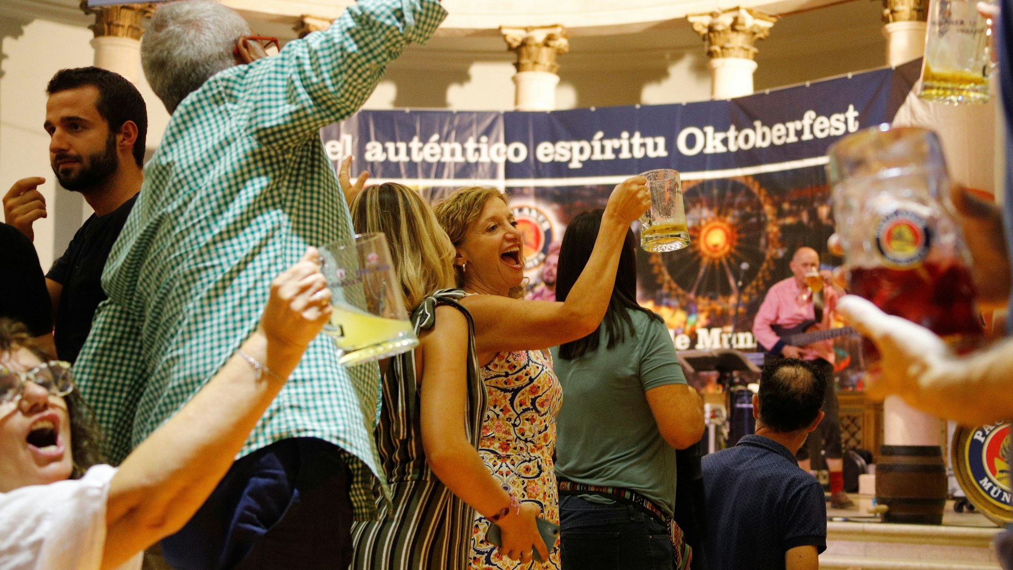 Auf Mallorca, hier eine Aufnahme vom Oktoberfest auf der spanischen Ferieninsel im Jahr 2019, könnte bald Bier-Mangel drohen.