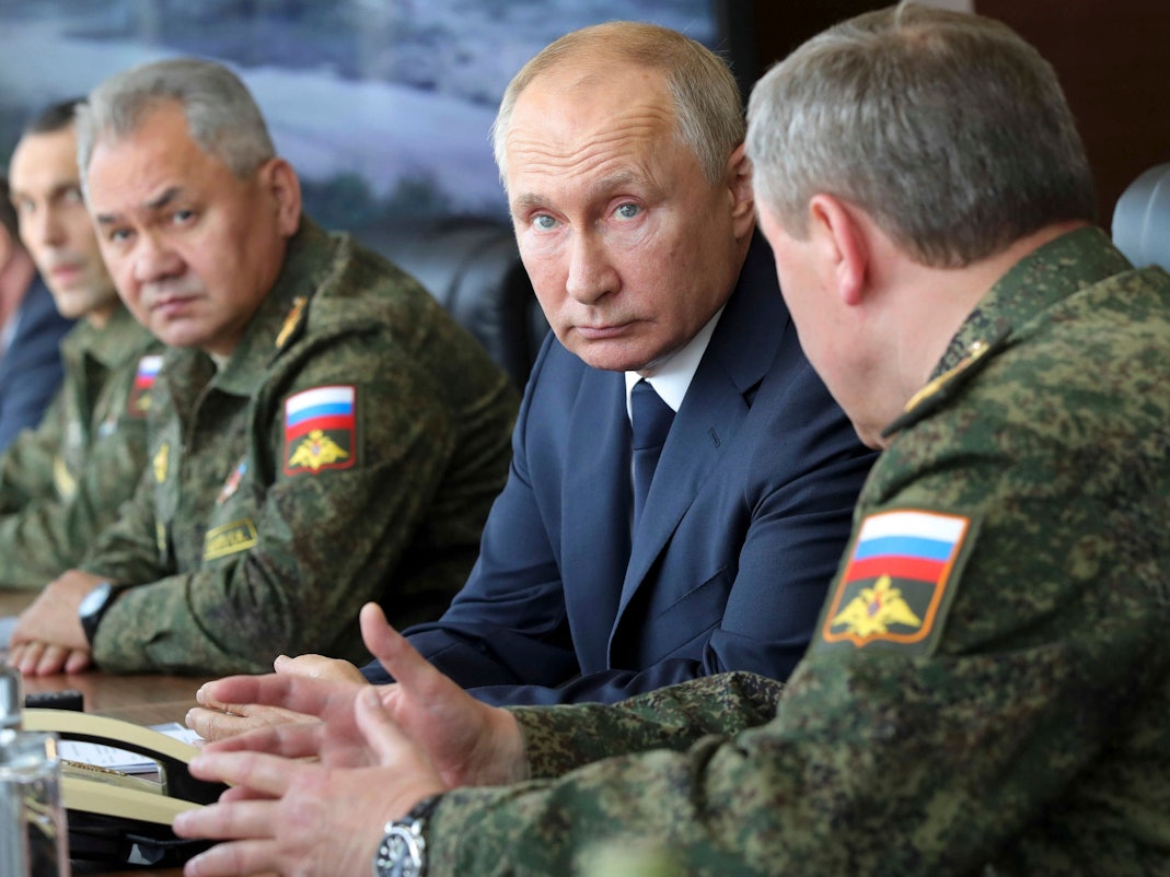 Russlands Verteidigungsminister Sergei Schoigu, hier links neben Präsident Wladimir Putin, wurde seit dem 11. März nicht mehr gesehen. Nun taucht er in einem von der Regierung veröffentlichten Video auf.