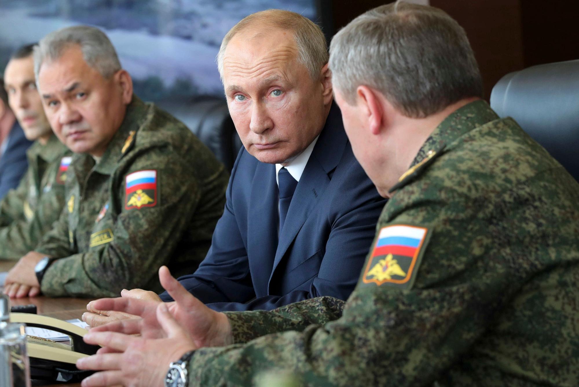 Russlands Verteidigungsminister Sergei Schoigu, hier links neben Präsident Wladimir Putin, wurde seit dem 11. März nicht mehr gesehen. Nun taucht er in einem von der Regierung veröffentlichten Video auf.