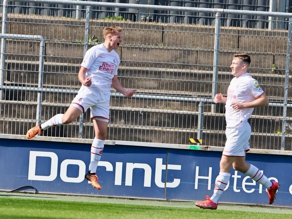 Joshua Schwirten jubelt mit Hendrik Mittelstädt.