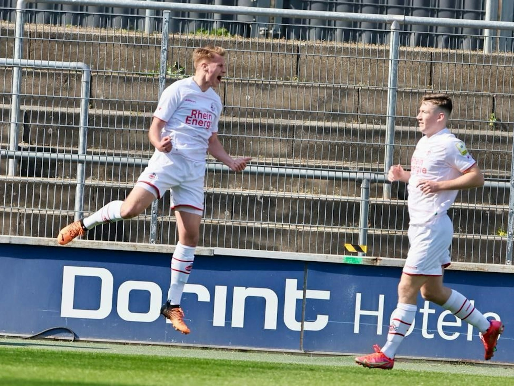 Joshua Schwirten jubelt mit Hendrik Mittelstädt.