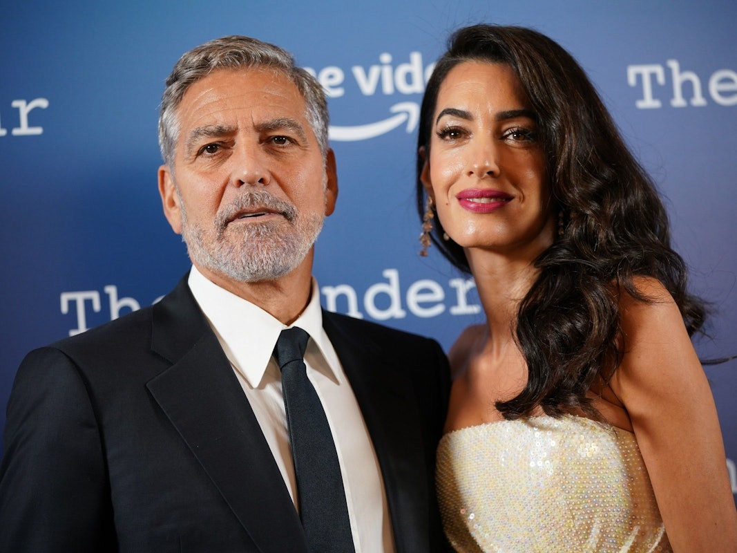 George Clooney (l), Schauspieler aus den USA, und seine Frau Amal Clooney, Juristin aus Großbritannien und dem Libanon, kommen zum Fototermin für «The Tender Bar» im NoMad Hotel während des BFI London Film Festivals.