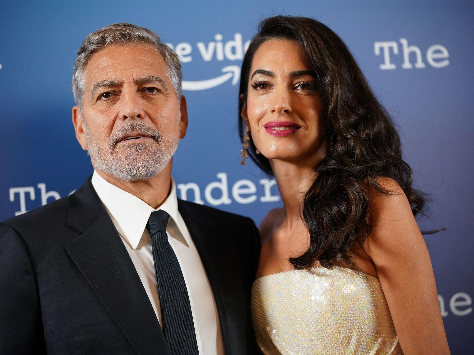 George Clooney (l), Schauspieler aus den USA, und seine Frau Amal Clooney, Juristin aus Großbritannien und dem Libanon, kommen zum Fototermin für «The Tender Bar» im NoMad Hotel während des BFI London Film Festivals.