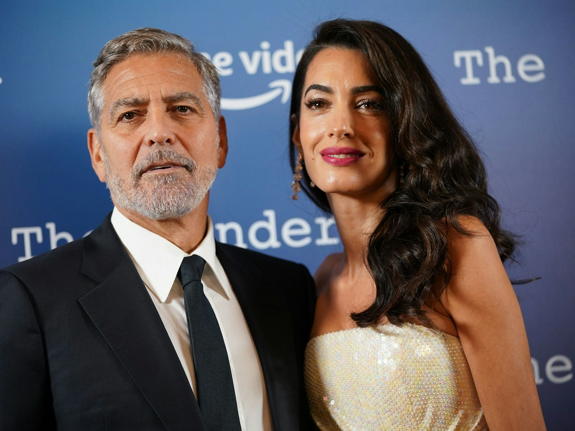 George Clooney (l), Schauspieler aus den USA, und seine Frau Amal Clooney, Juristin aus Großbritannien und dem Libanon, kommen zum Fototermin für «The Tender Bar» im NoMad Hotel während des BFI London Film Festivals.